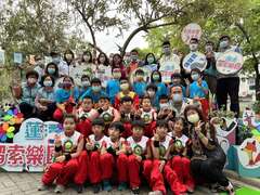 多位左楠区在地议员和里长，小朋友一起庆祝莲潭溜索乐园开幕