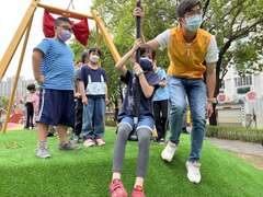 小朋友抢先体验溜索乐园