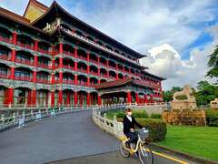 澄清湖畔的高雄圓山大飯店，提供YouBike自行車租借服務。