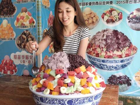 3.大碗公冰的红豆芋头水果牛奶冰吸引不少人品嚐