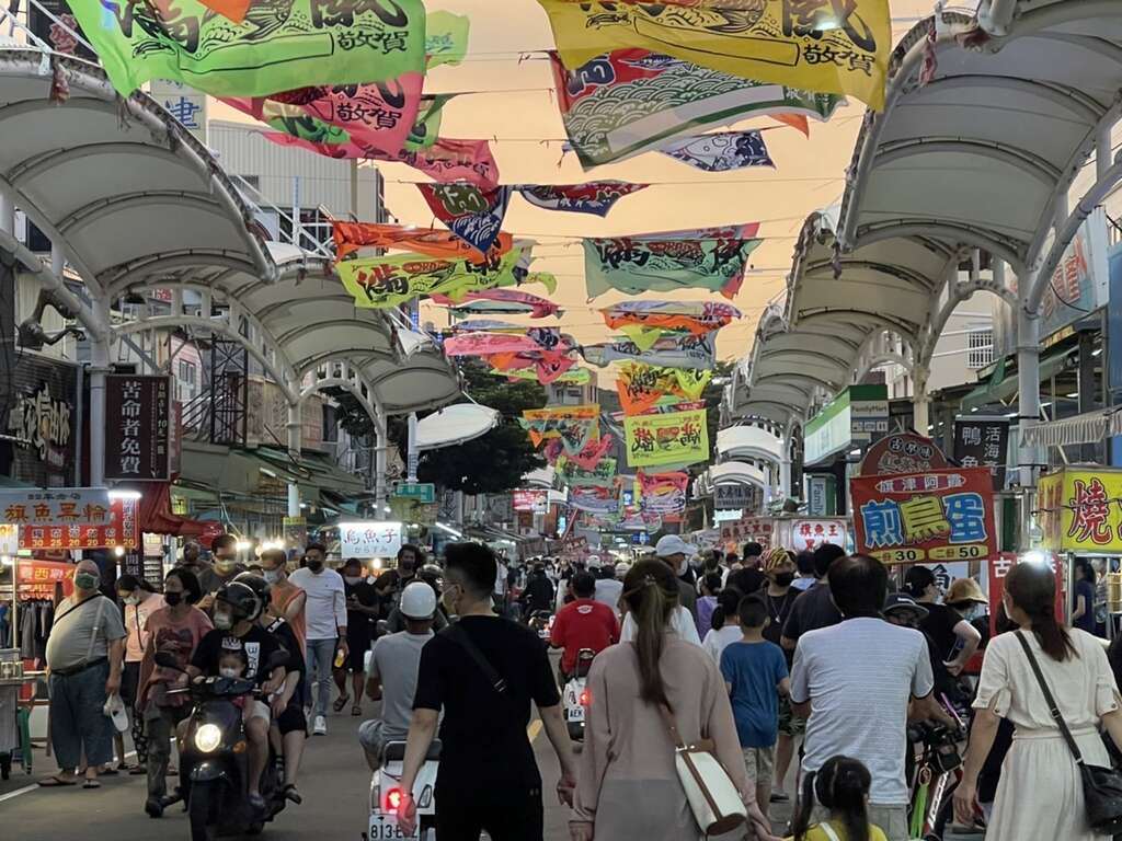 8.观光局在旗津举办的暑假活动为当地商店街带来人潮。