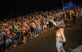 週六晚上旗津啤酒嘉年華有熱情DJ跟大家一起嗨爆海灘(照片寬寬整合行銷提供)!