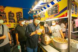 圖3陳其邁市長行銷旗津黑沙、啤酒節，與美食攤商及遊客親切互動