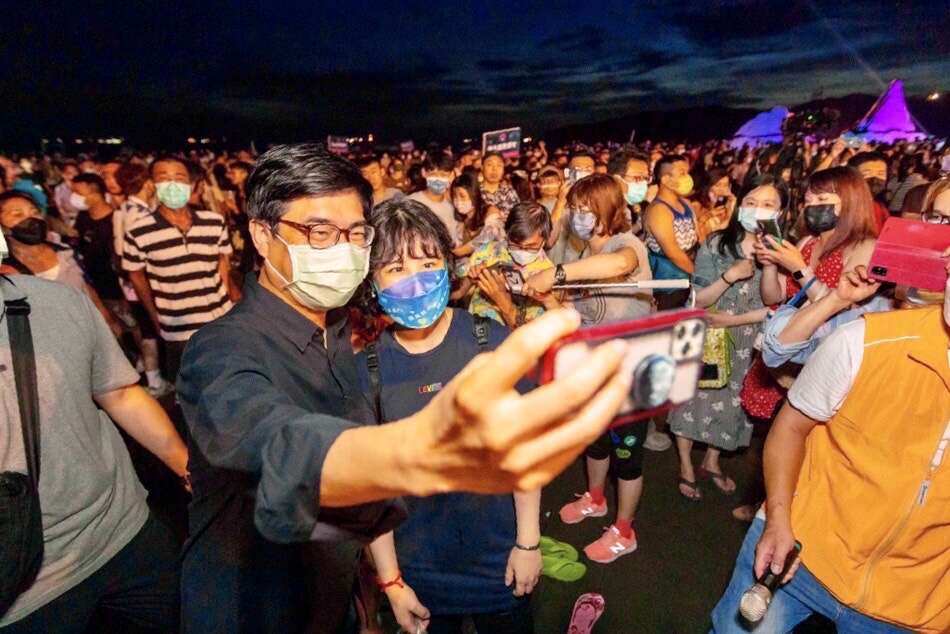 图4陈其迈市长行销旗津黑沙、啤酒节,与美食摊商及游客亲切互动