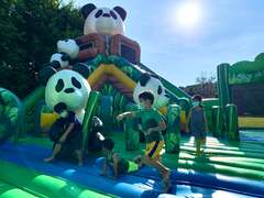 圖三  熊貓竹林樂園小朋友們盡情蹦跳到捨不得回家。