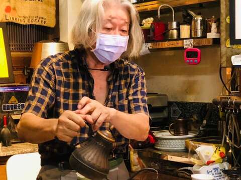 经典小镇-走读盐埕」游程路线之一－「盐埕老派美好时代」探寻盐埕区内中西文化融合的痕迹，并透过在地老咖啡店的咖啡体验，在咖啡的氤氲中缅怀旧时光。(盐埕好青村-盐埕研究所提供)