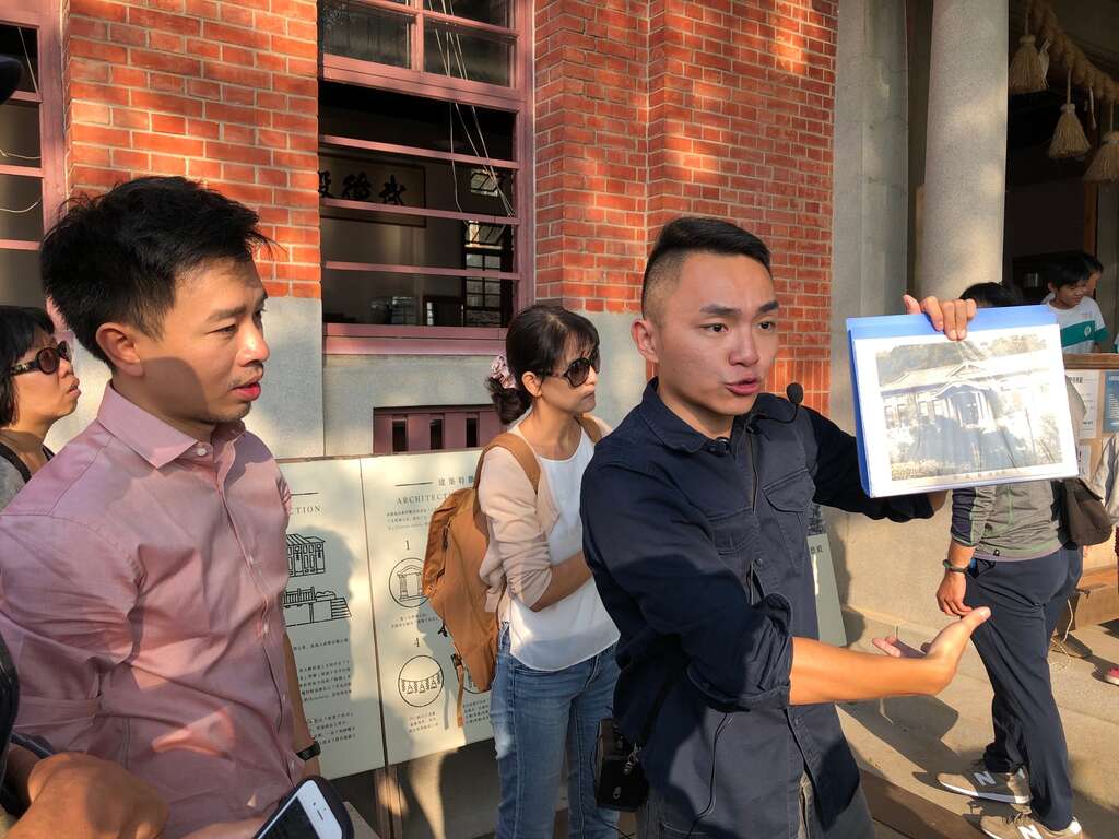 一起来参加「经典小镇-走读盐埕」游程,跟随打狗再兴会社陈坤毅老师的脚步,倾听盐埕街廓里的旧建筑诉说着老故事。