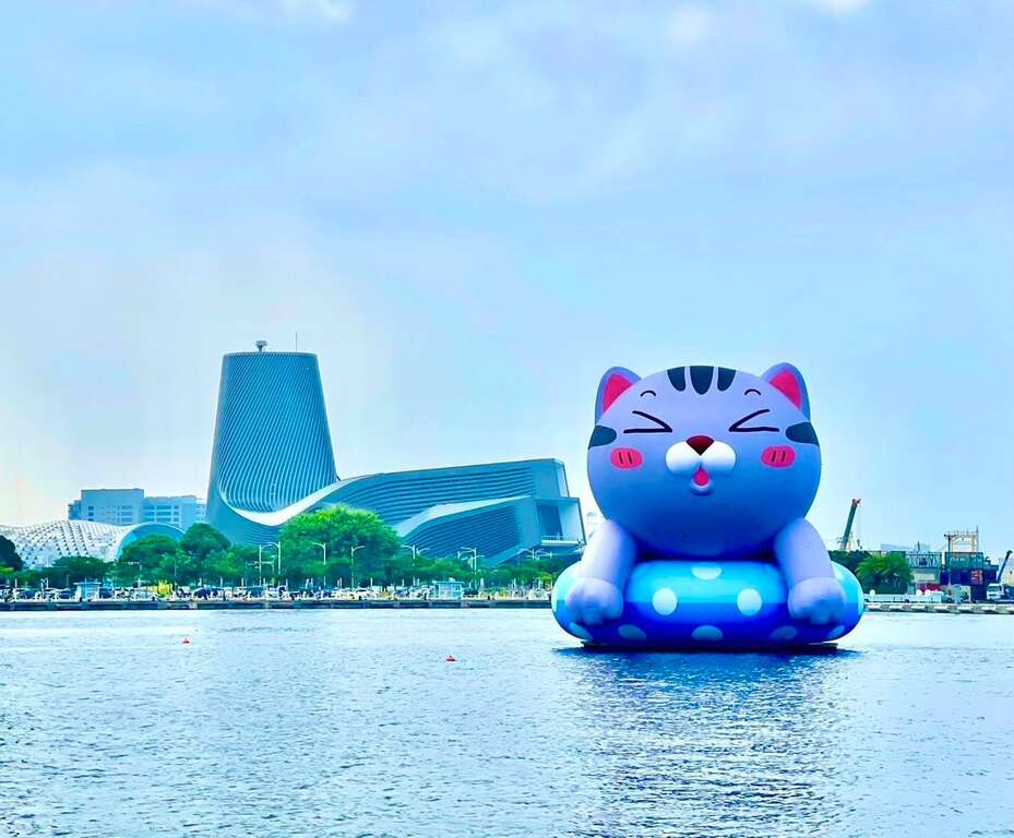 到盐埕霞海城隍庙参拜完,也能走访附近爱河湾看可爱的塔仔