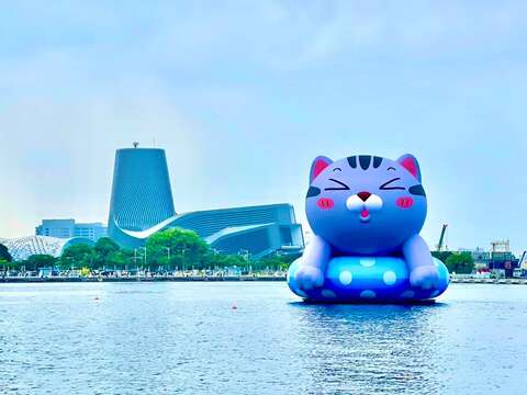 到盐埕霞海城隍庙参拜完，也能走访附近爱河湾看可爱的塔仔