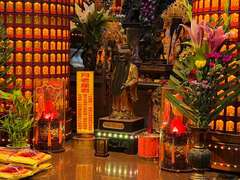 鹽埕霞海城隍廟月老由台北分靈而來，吸引許多南部民眾前往參拜