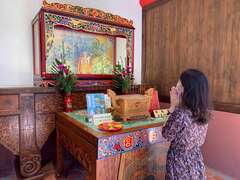 旗津天后宮月老，是廟方特別從杭州黃龍洞月老祠迎來的月下老人分靈。