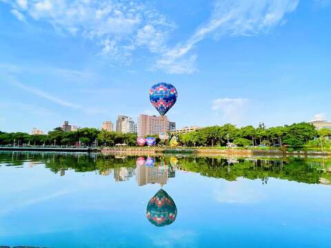圖一、熱氣球倒影映於高雄愛河畔，浪漫氛圍媲美巴黎塞納河