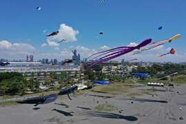 大型海洋風箏飄浮在城市上空，既壯觀又療癒