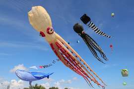 兩天活動放飛不同造型的風箏，將旗津天空點綴的繽紛絢麗