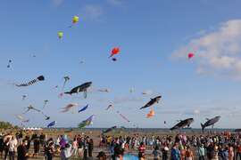 2022旗津風箏節活動遊客湧入，沙灘區及老街人潮滿滿