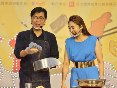 1.高雄市長陳其邁與鹹酥雞女神張文綺合作，聯手料理鹹酥雞