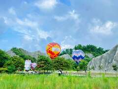 热气球缤纷色彩与月世界恶地地形，各种角度拍照非常好看