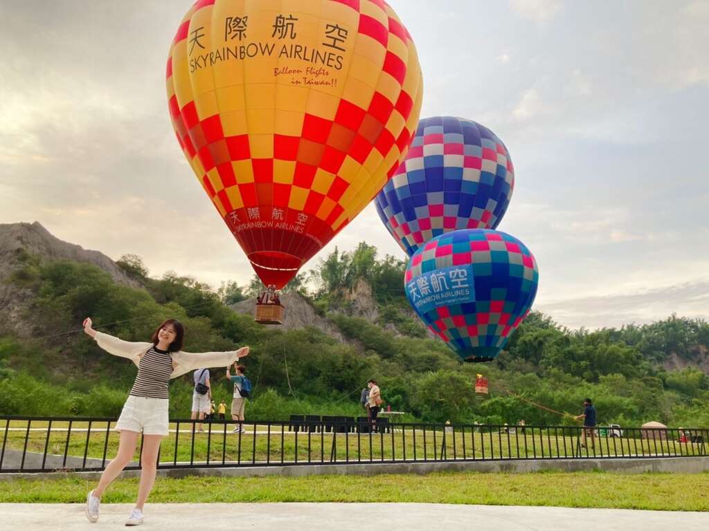 热气球缤纷色彩点缀月世界恶地地形,各种角度拍照都十分吸睛