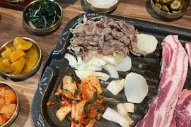 圖15.「水刺床韓式烤肉餐廳」主打專人桌邊代烤，愜意過中秋。