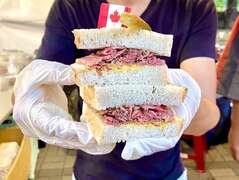圖四. 肉控看這邊！千萬不要錯過「耶魯小鎮」肉肉堆高高的蒙特婁牛肉三明治。