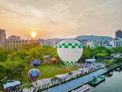 图一 搭乘爱河热气球飞高高 欣赏城市中夕阳与热气球倒影美景