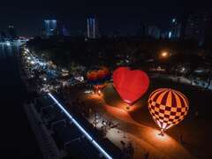 圖四 夜晚繽紛熱氣球光影展演秀熱鬧開演，置身愛河宛如身處塞納河畔