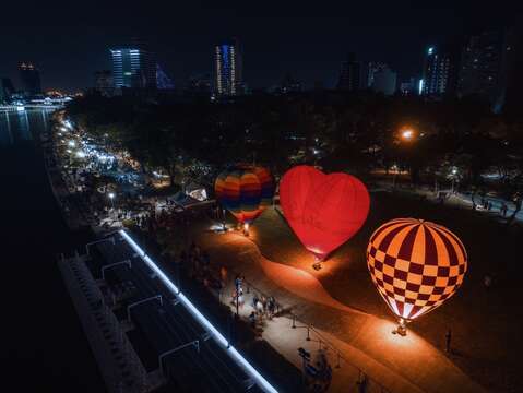 圖四 夜晚繽紛熱氣球光影展演秀熱鬧開演，置身愛河宛如身處塞納河畔