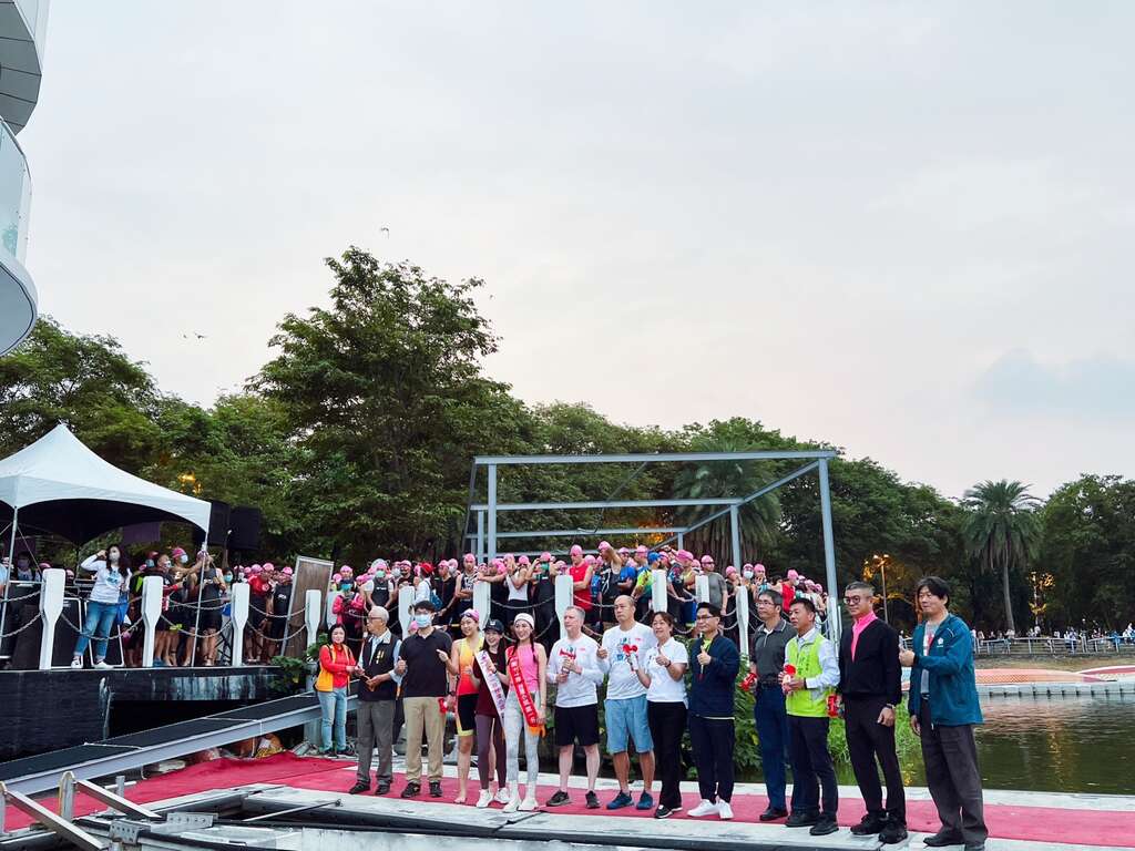 高雄市体育总会铁人三项委员会姜寄生主委(左一)及许智杰立委(右三)一同鸣枪。