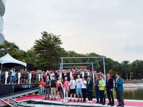 高雄市体育总会铁人三项委员会姜寄生主委（左一）及许智杰立委（右三）一同鸣枪。