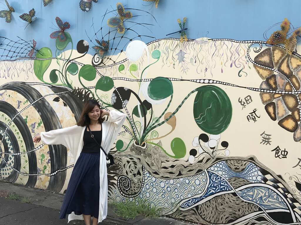 梓官区梓平社区发展协会与当地居民同心协力利用废螺丝制作的艺术墙,成为梓平社区「尚水」的街景。