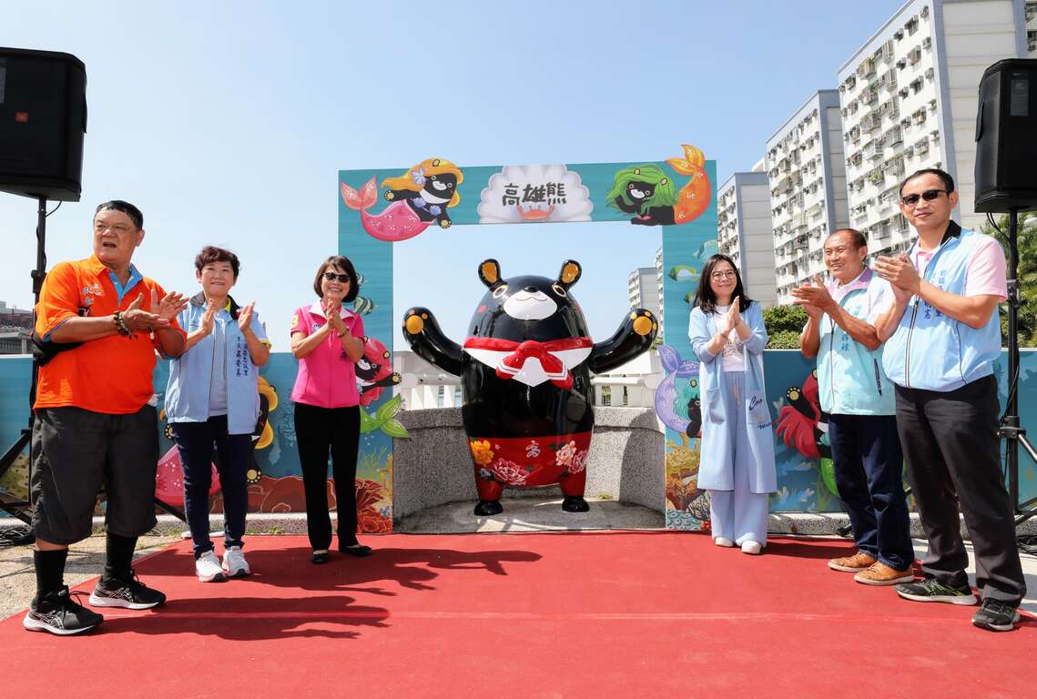 高雄熊揭幕仪式,高雄市议会曾丽燕议长及高雄市政府观光局周玲妏局长和在地里长