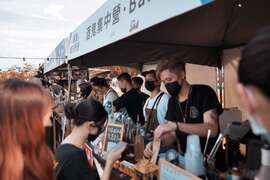 图十二 口感丰富美味饮料摊位令消费者大排长龙，品嚐清凉与微醺