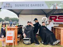 图九 来自台南的民众现场体验美式男士风格理发厅SUNRISE BARBER，现场为顾客重塑出充满自