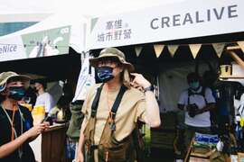 图二 陈其迈市长开心逛装备市集，采购相关露营小物
