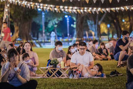 圖五 鳳山懷舊復古野餐日白天到夜晚滿滿人潮，吸引許多人來野餐、聽音樂，度過最chill的假日午後。