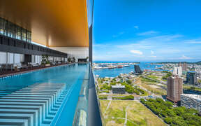 圖8 承億酒店24樓的高空泳池全球唯一「高空懸挑透明無邊際泳池」