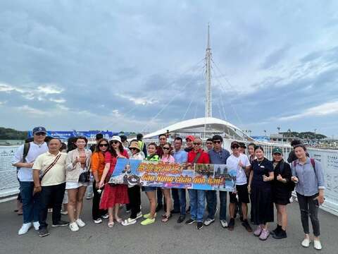 圖3.越南組團社旅遊業者，參觀大港橋及走訪大港倉410，對於舊倉庫活化印象深刻。