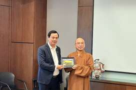 圖6：佛光山致贈紀念品予越南國家旅遊局局長阮重慶。