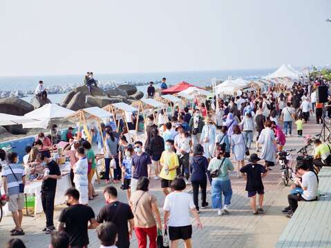 图一 海之味嗨趴市集首次在梓官赤崁海堤举办吸引满满人潮。