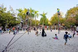 圖10：高雄蓮池潭兒童公園的大型沙坑和遊具吸引滿滿人潮
