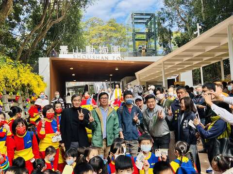 圖1 市長陳其邁與小朋友遊覽壽山動物園