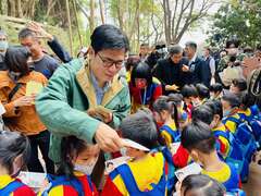 圖2 市長陳其邁發放開園紀念貼紙給小朋友