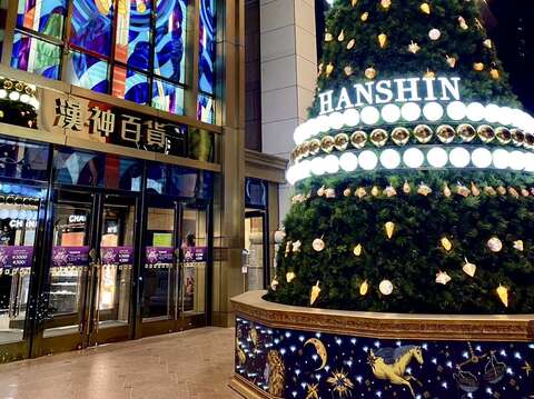高雄漢神本館高達8米的星空珠寶盒聖誕樹