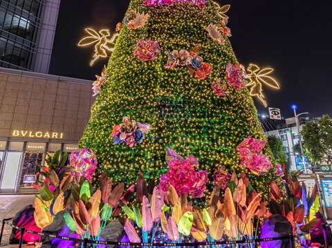 巨蛋聖誕童話世界Fairy Tale為主題，打造高16米的小精靈及精緻閃亮花朵聖誕樹