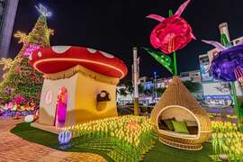 巨蛋聖誕童話世界Fairy Tale為主題，打造高16米的小精靈及精緻閃亮花朵聖誕樹，穿梭花海間的「花仙子的發呆椅」、「花瀑鞦韆」與童話故事場景「白雪公主的蘑菇小屋」、「愛麗絲奇幻扭扭屋」