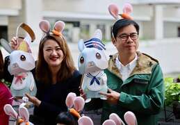 圖10:陳其邁市長及觀光局高閔琳局長手拿放大版「雄meet兔」提燈。