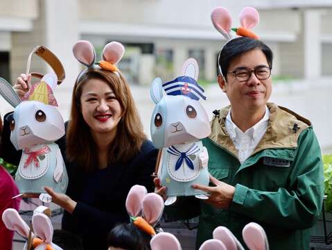 圖10:陳其邁市長及觀光局高閔琳局長手拿放大版「雄meet兔」提燈。