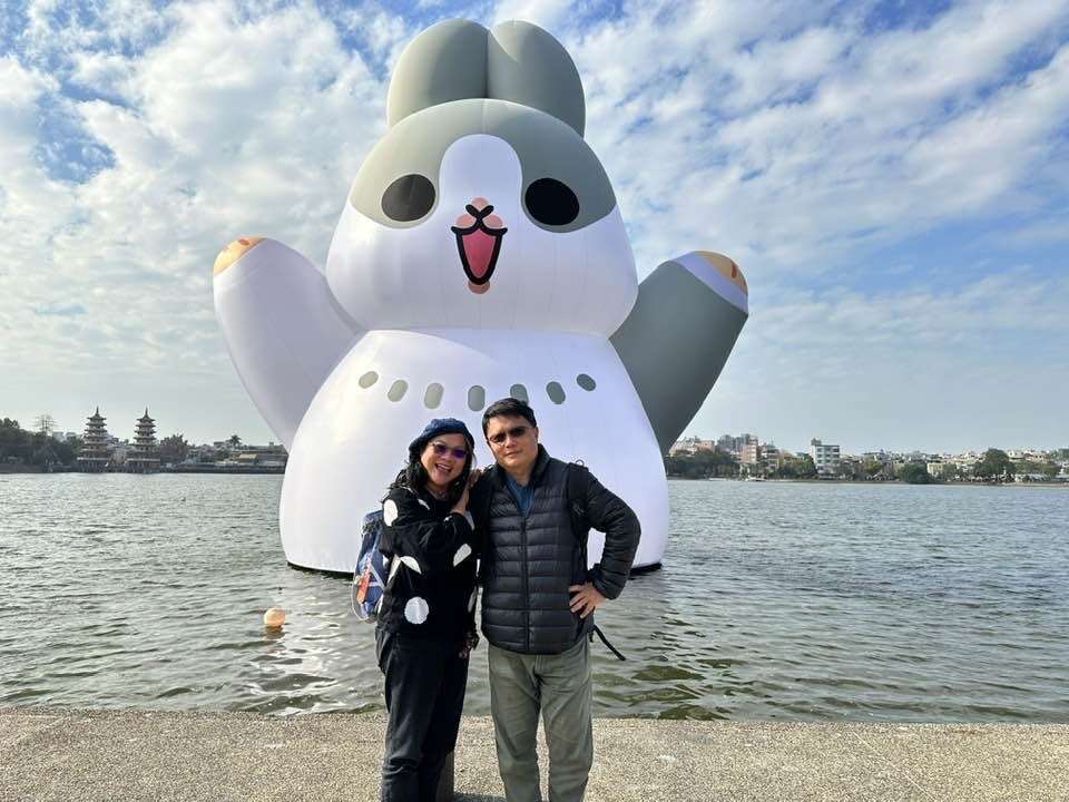 左营媳妇旅游作家快乐云与「萌兔队长-ㄇㄚˊ几」合影