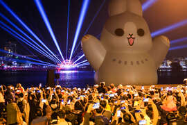 圖七高雄蓮潭燈會開幕首日估計吸引超過30萬