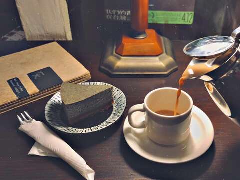 圖11.「灰。咖啡」寂靜的空氣搭配飄香咖啡與好吃糕點，是值得一訪的秘密基地(照片提供-